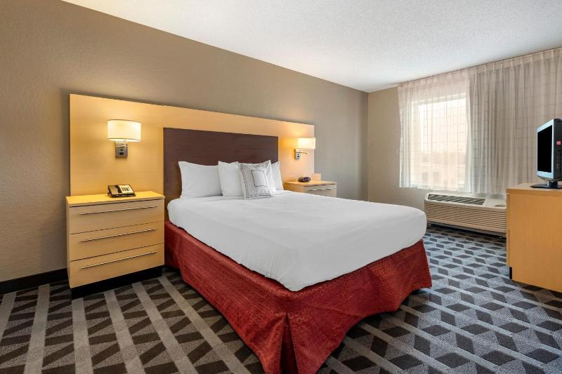 One-Bedroom Queen Suite with Sofa Bed image 4