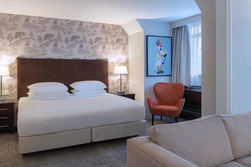 Superior King Room with Sofa Bed image 3