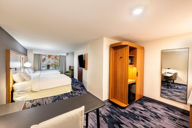 Queen Room with Two Queen Beds image 2