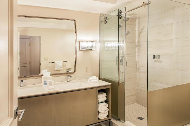 Deluxe King Room with Courtyard View image 2