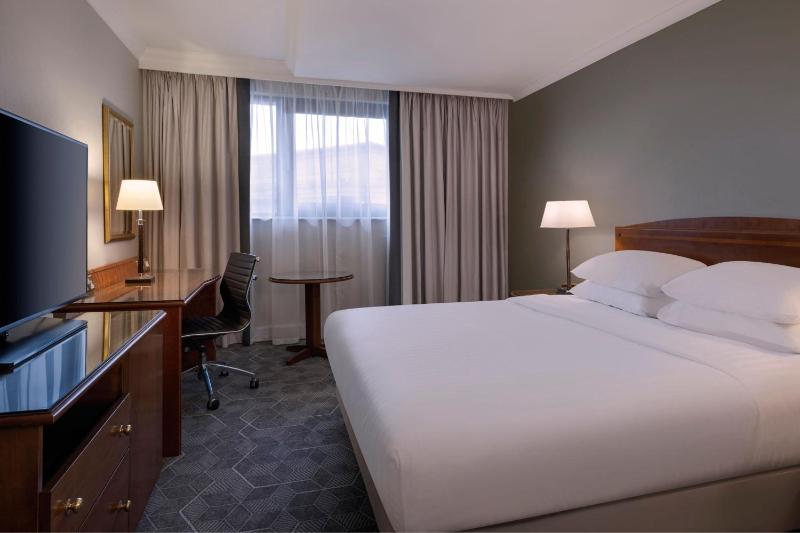 Deluxe Queen Room image 1