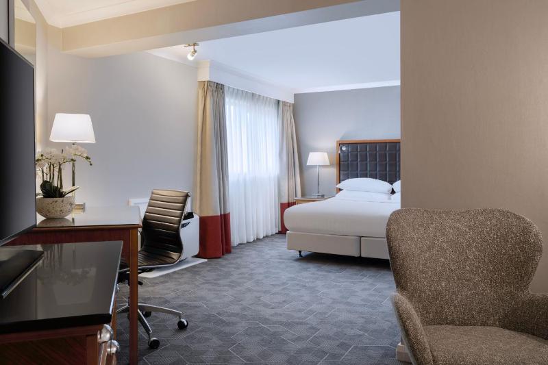 Superior King Room with Sofa Bed image 1