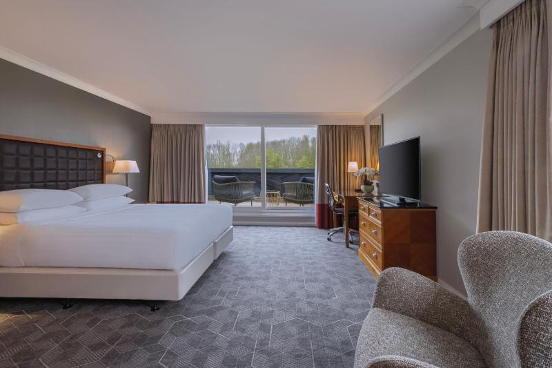 King Room with Sofa Bed image 3