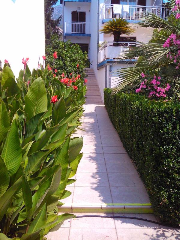 Studio Apartment with Garden View image 4