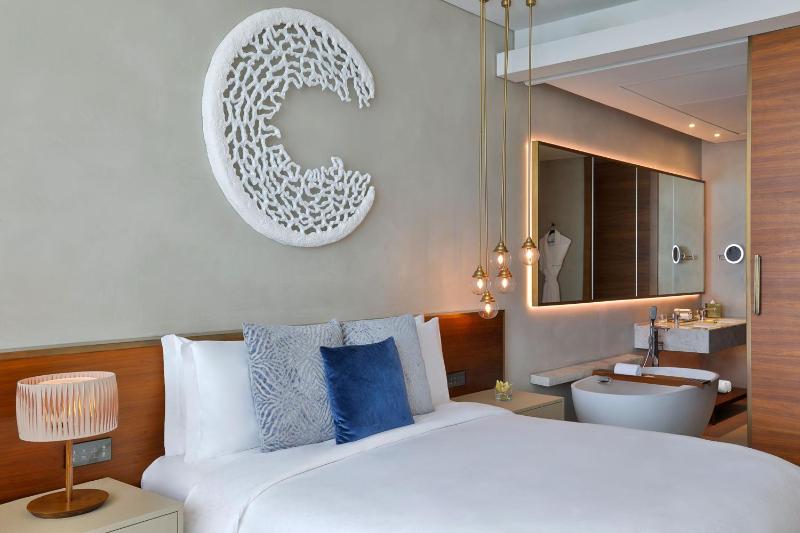 Deluxe King Room with Canal View  including Signature St. Regis Butler Service image 4