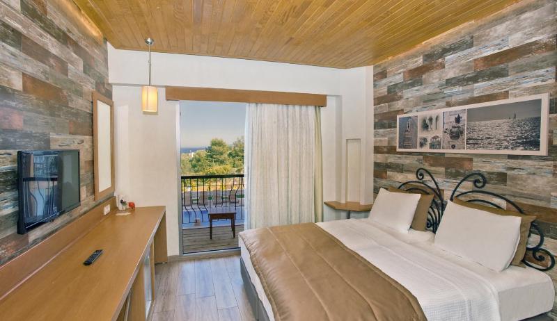 Deluxe Family Room with Sea View image 3