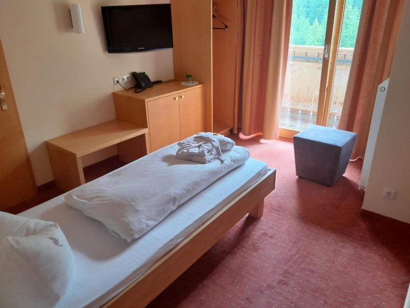 Standard Single Room with Balcony image 2