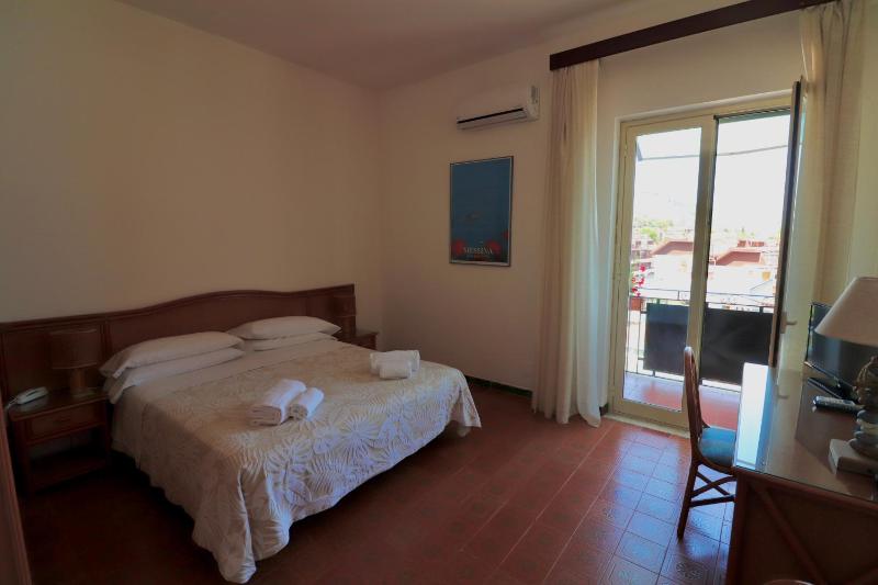 Double Room image 4