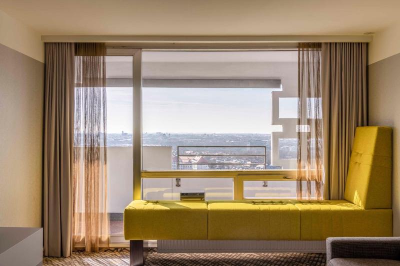 Superior King Room image 4
