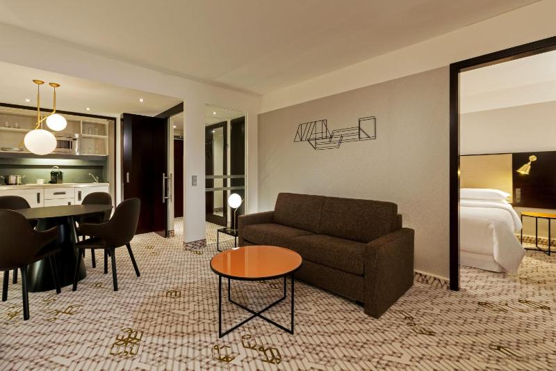 Executive Suite with King Size Bed image 1