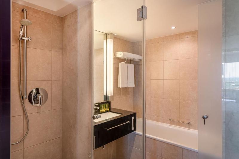 Executive Suite with King Size Bed image 3