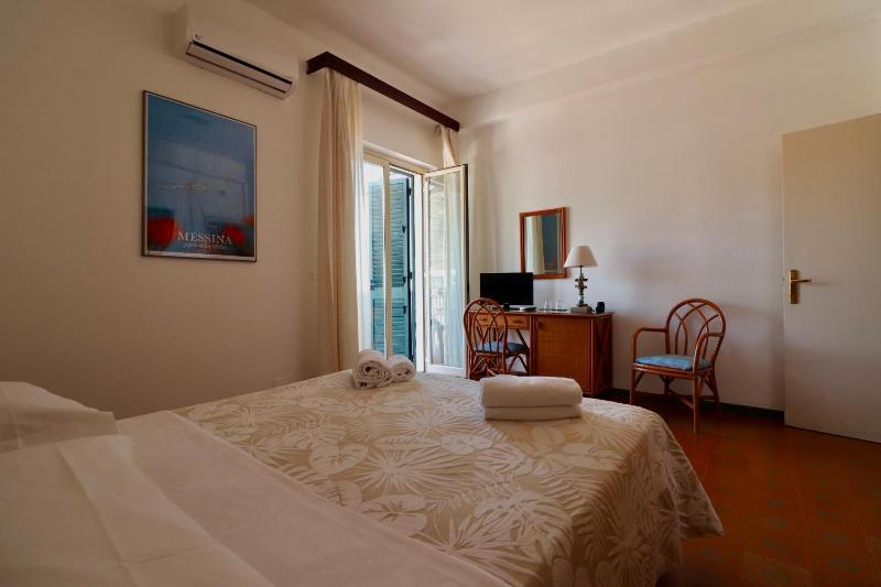Double Room image 3