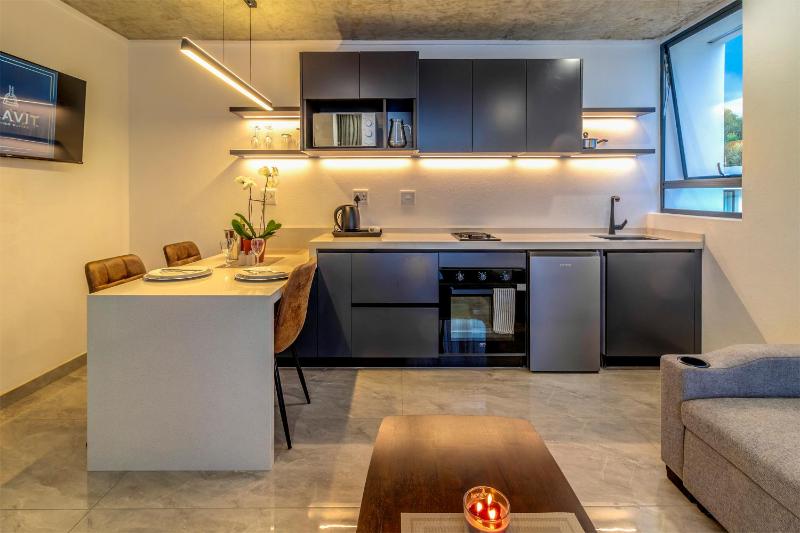 KRAVIT Premier Suites - image 7