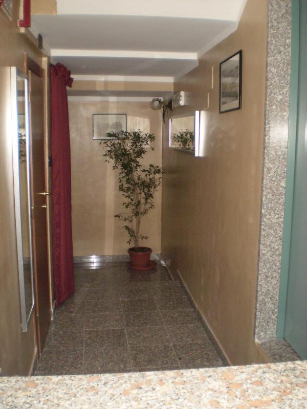 Twin Room image 3