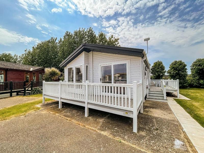 Beautiful Lodge With Decking In Hunstanton At Manor Park Ref 23023W Images