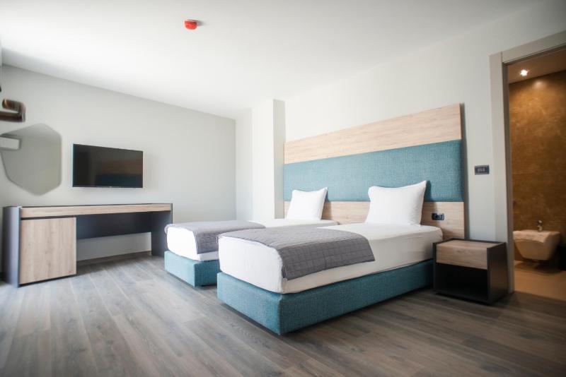 Deluxe Double or Twin Room with Sea View image 2