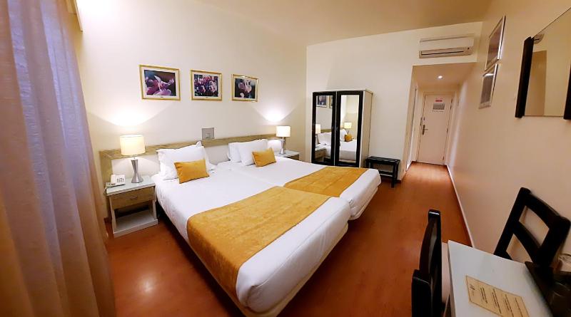 Twin Room image 4