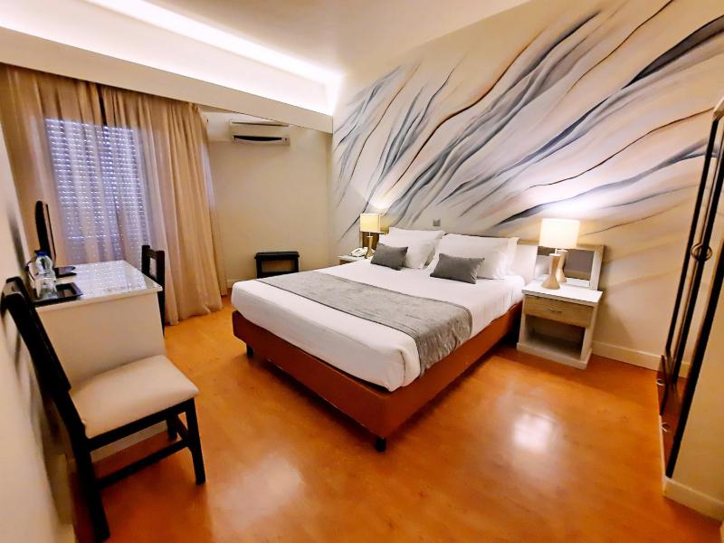 Double Room with Balcony image 4