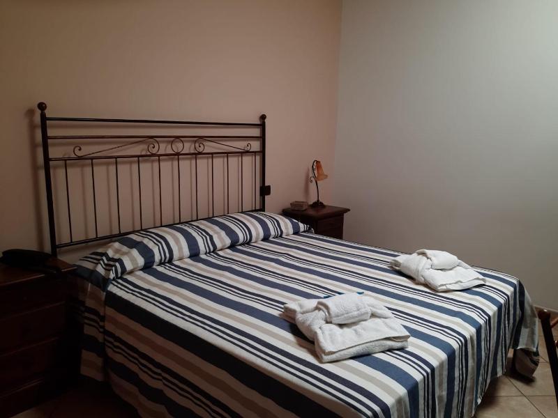 Economy Double Room image 4