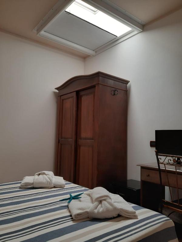 Economy Double Room image 3
