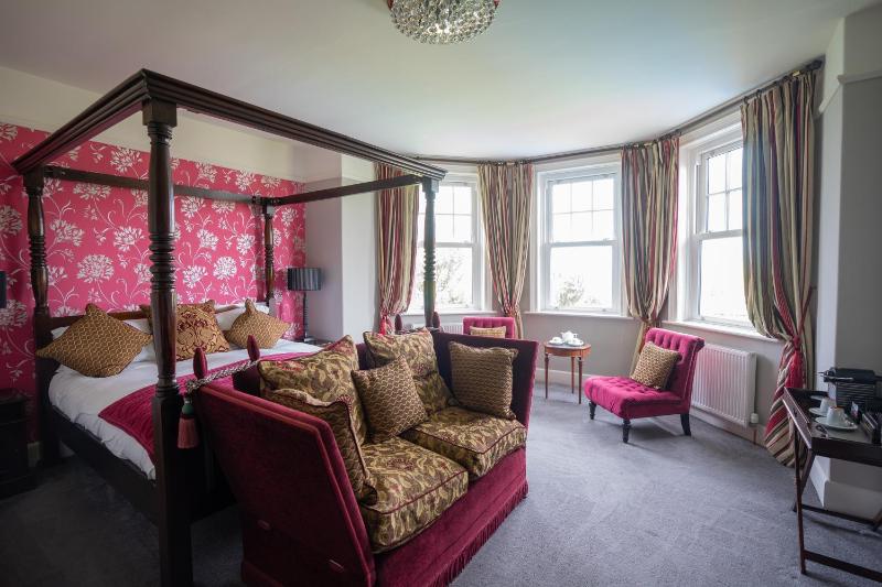 Luxury Suite with Four Poster Bed image 1