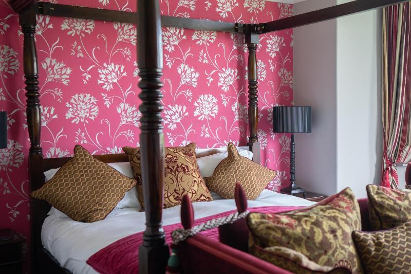 Luxury Suite with Four Poster Bed image 4