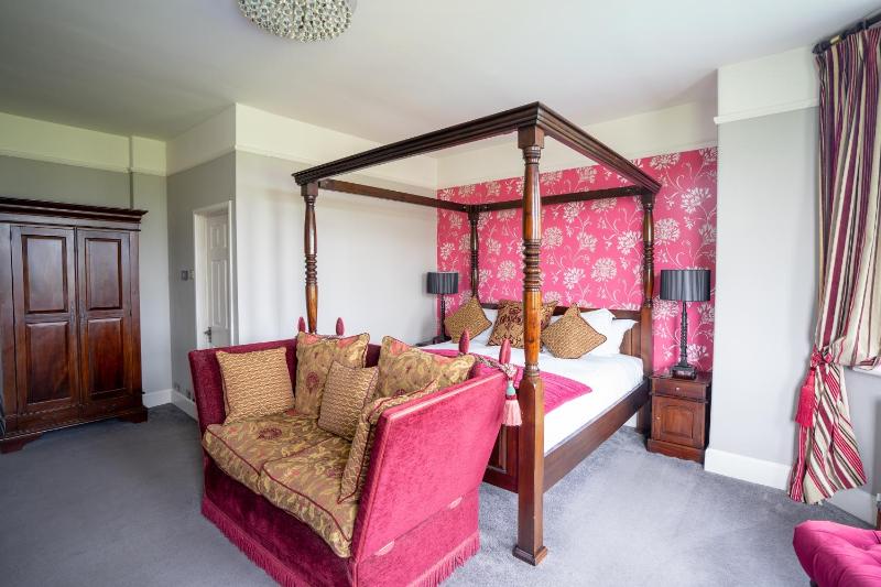 Luxury Suite with Four Poster Bed image 3