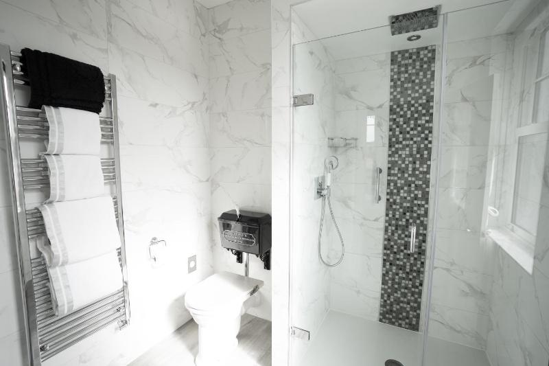 Classic Double Room image 3