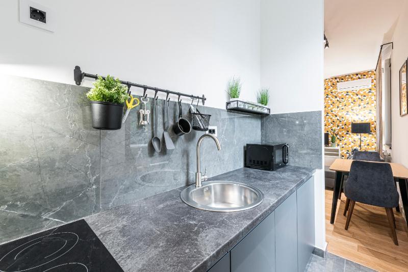 VERTIGO Modern Studio-Free private parking-Fast Wi-Fi - image 7