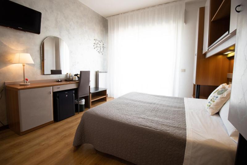 Double or Twin Room image 3