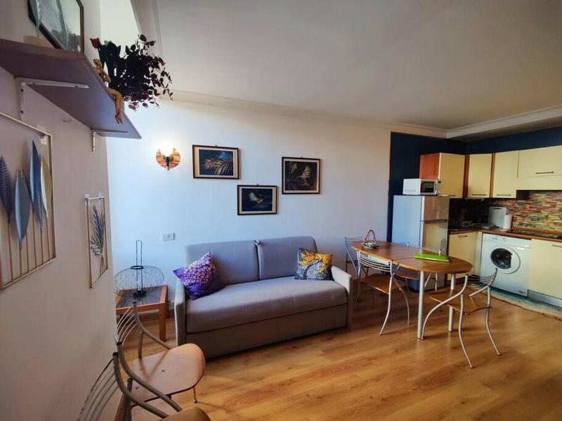 Central close to beaches and shops up till 6 pers - image 10