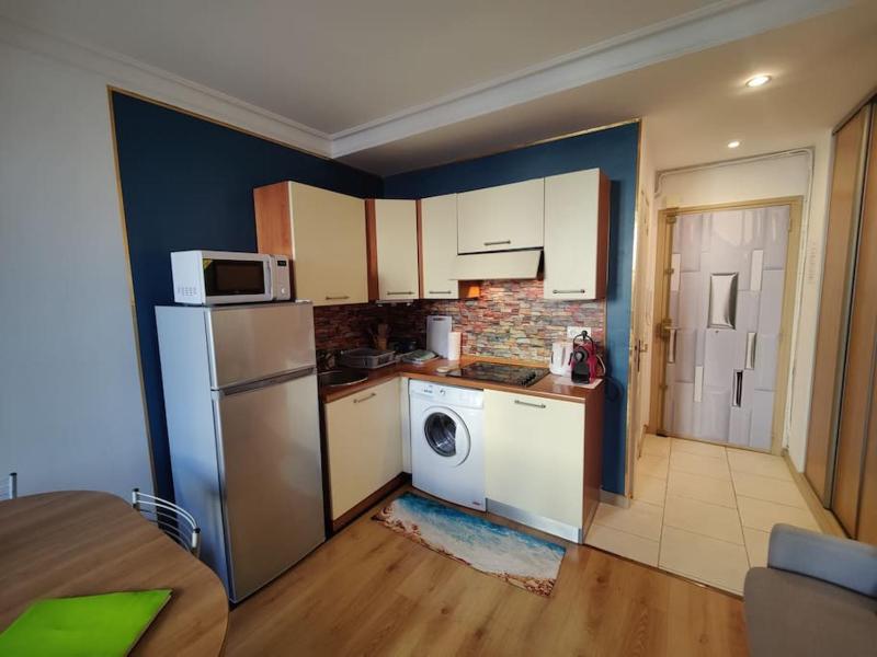 Central close to beaches and shops up till 6 pers - image 3