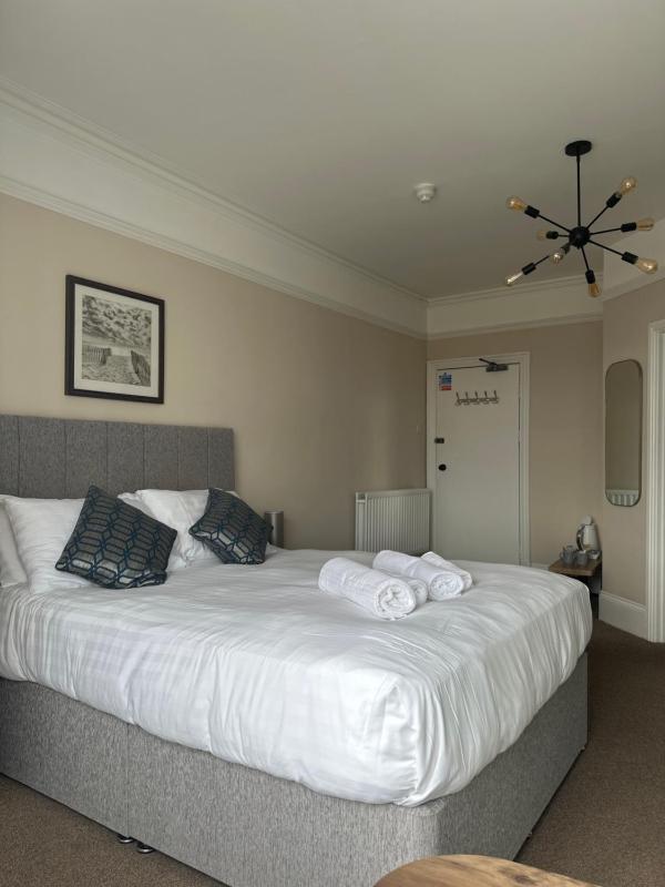 King Room with Private Bathroom image 3