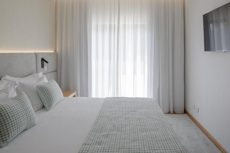 Deluxe King Room image 3