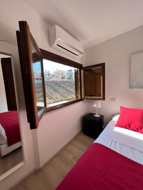 Small Double or Twin Room image 4