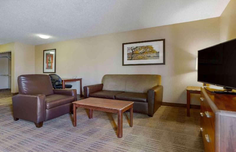 Deluxe Studio with 2 Queen Beds - Non-Smoking image 1
