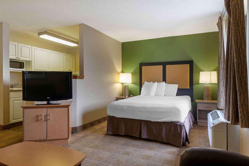 Deluxe Studio with 1 Queen Bed - Non-Smoking image 3