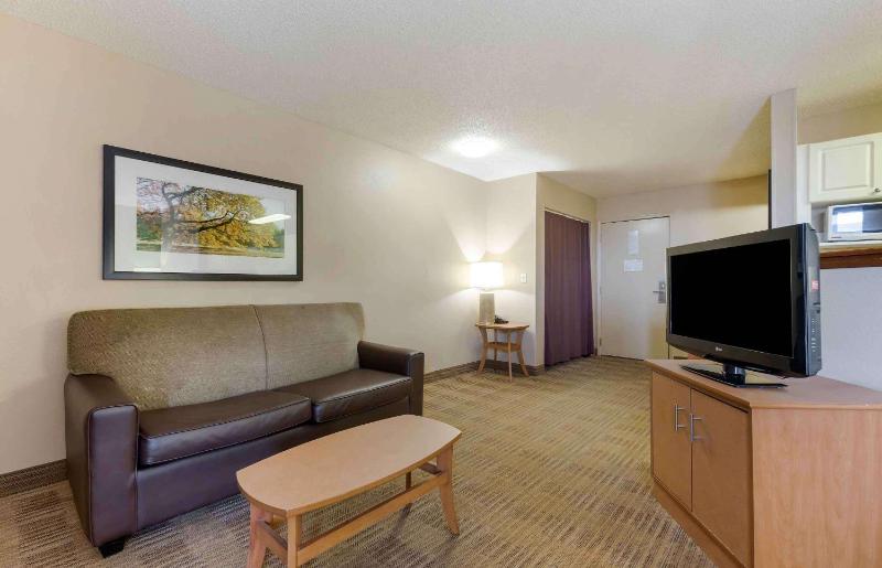 Deluxe Studio with 1 Queen Bed - Non-Smoking image 3