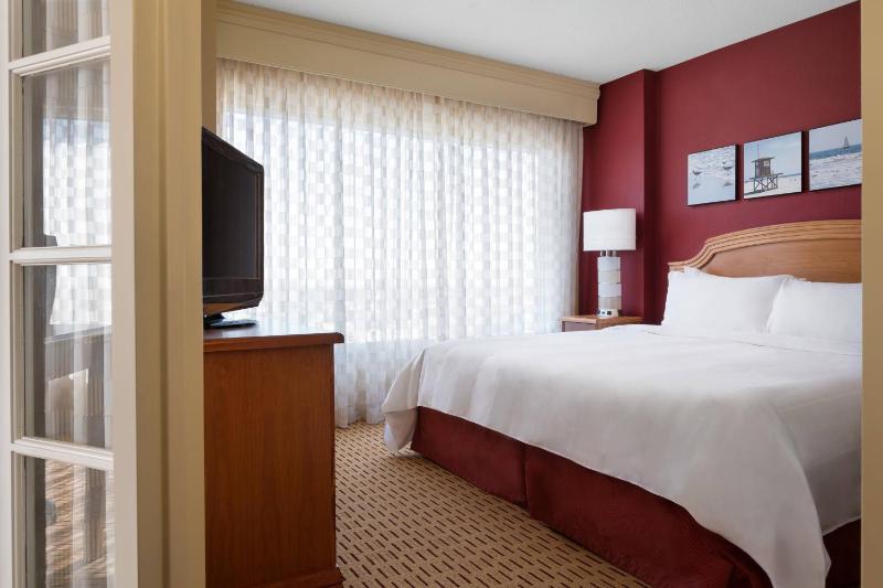 1 Bedroom Executive Suite, 1 King, Sofa bed - Non-Smoking image 3