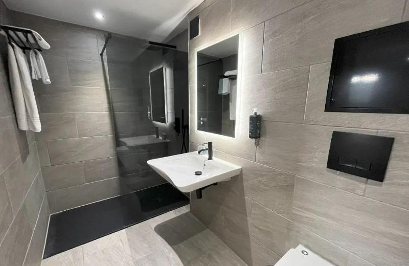 Double Room image 3