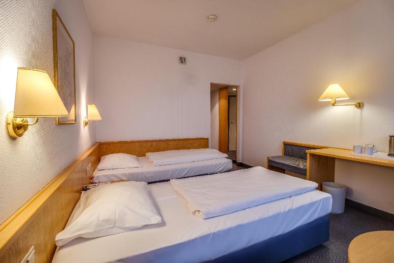Economy Twin Room image 2
