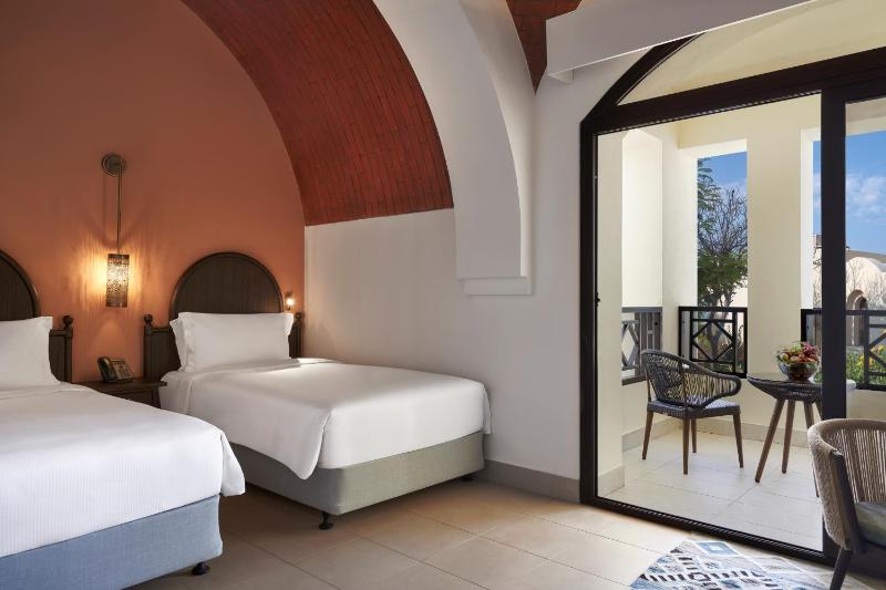Guest Room - Twin Beds image 3
