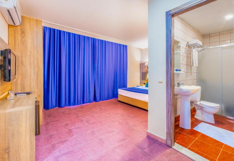 Standard Double or Twin Room image 4