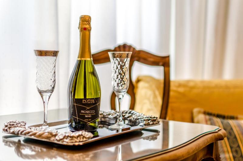 Triple Room with Shared Bathroom image 2