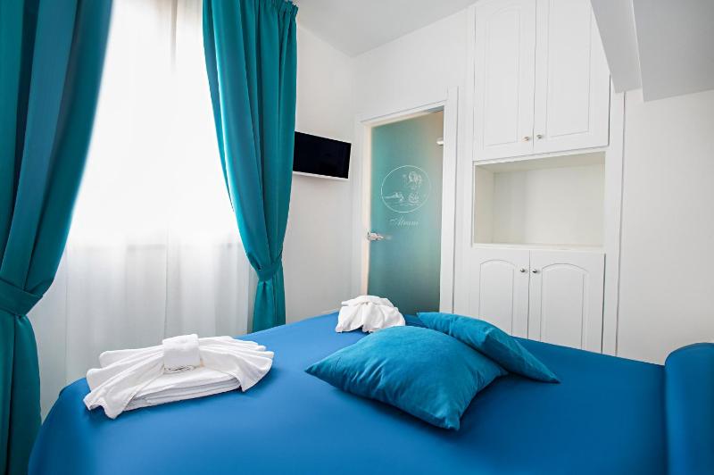 Standard Double Room image 4