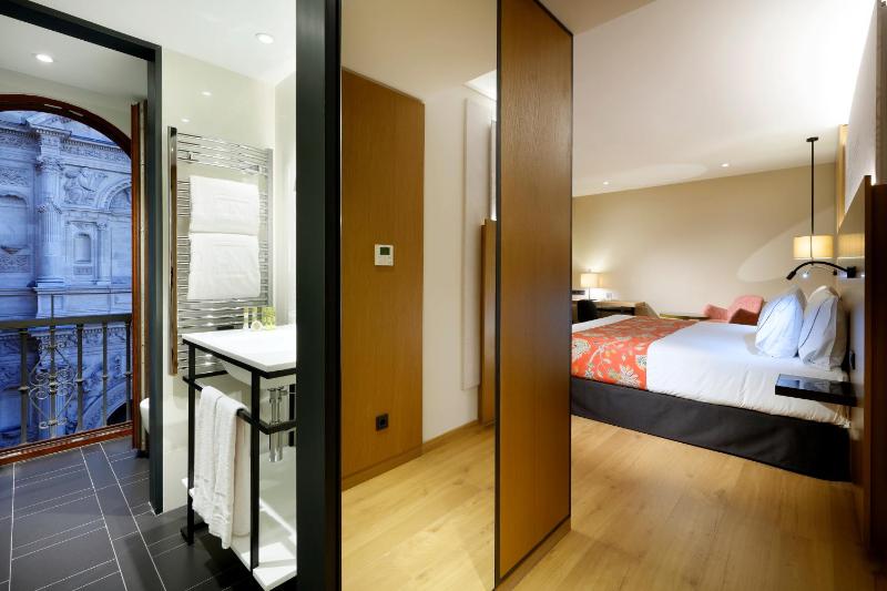 Deluxe Double or Twin Room with view image 4