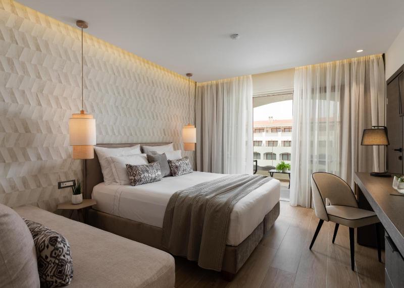 Superior Room with Pool View image 1
