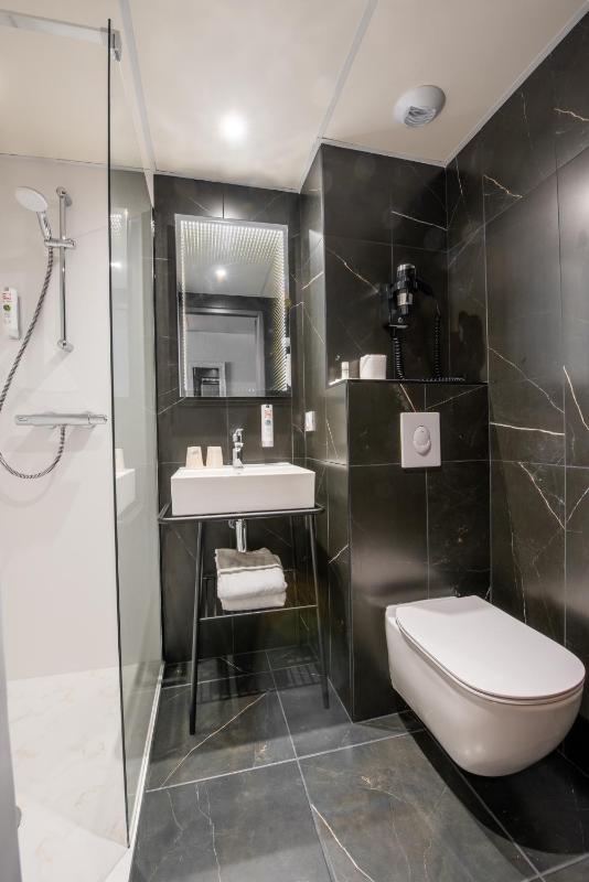 Double Room image 3