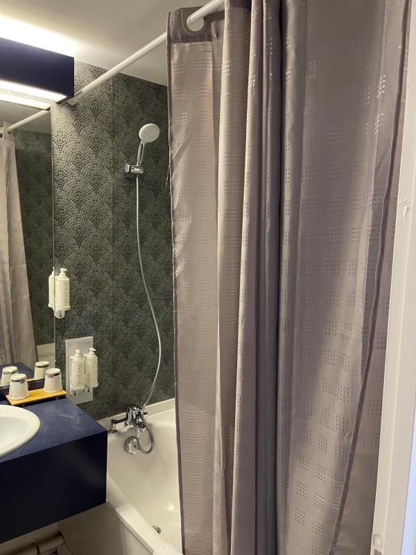 Twin Room image 3
