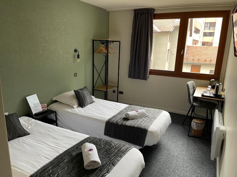 Superior Twin Room image 4